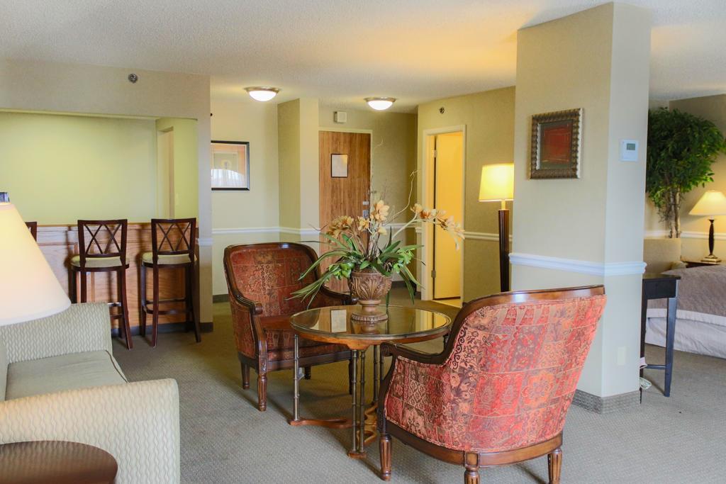 Отель Ramada Plaza By Wyndham Atlanta Airport Колледж Парк Экстерьер фото